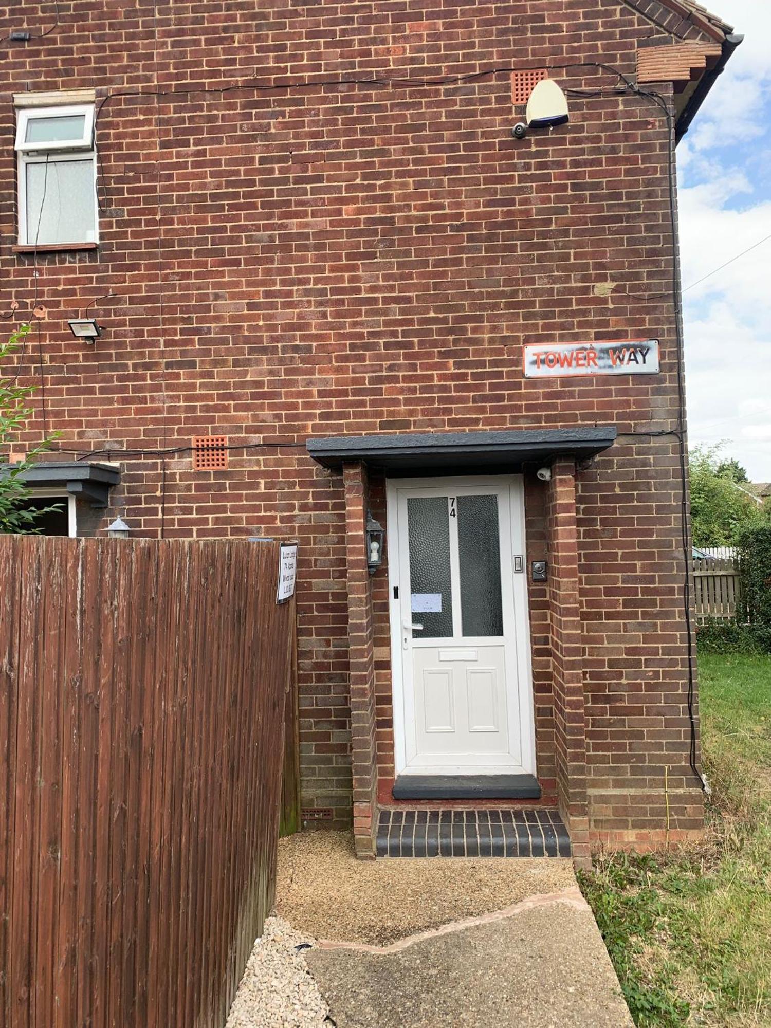 Luton Lodge - Newly Renovated Ideal For Short Stay, Close To Airport Train Station, Free Parking Off Street , Luxury Comfort In Low Price Extérieur photo