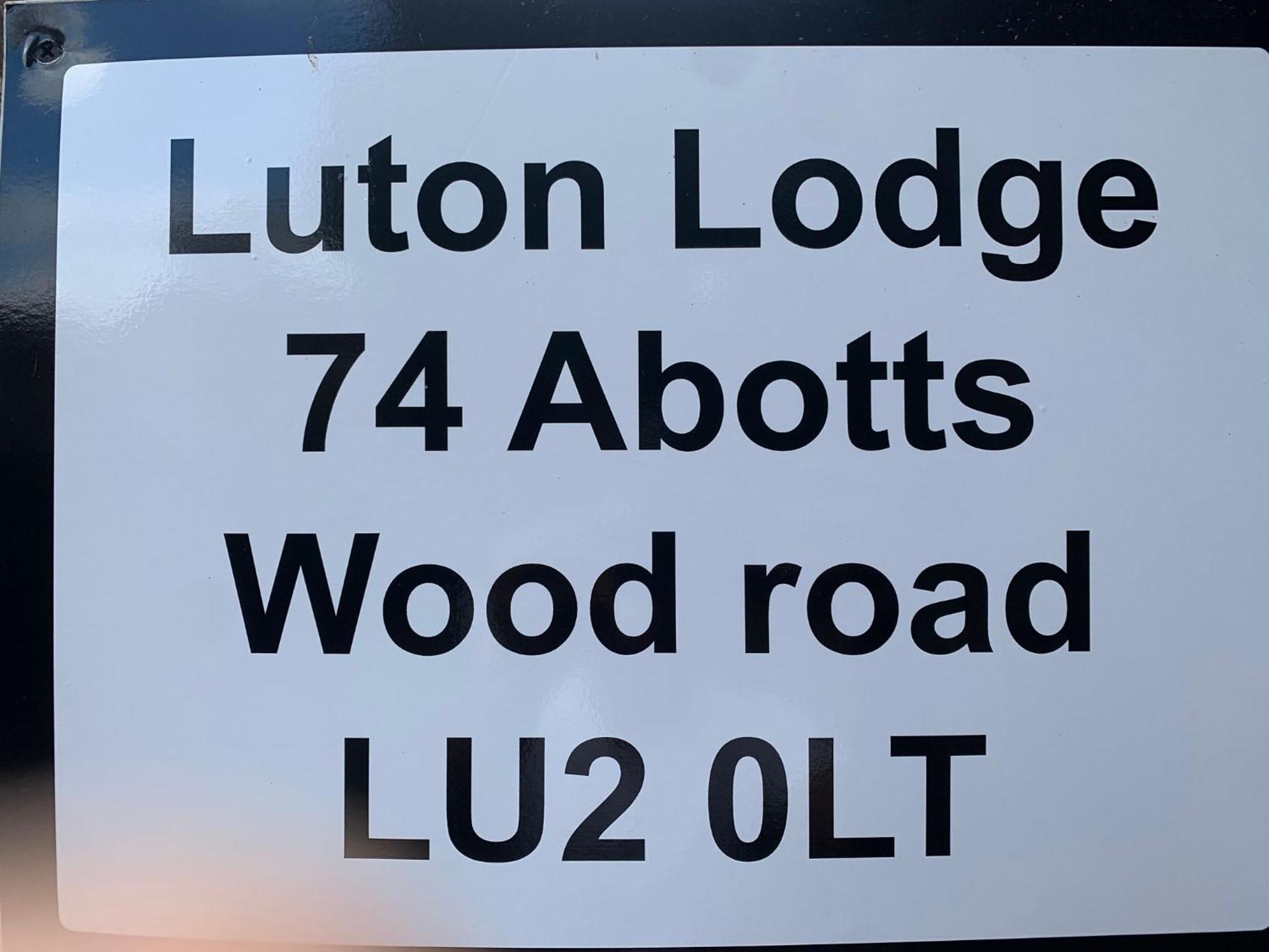 Luton Lodge - Newly Renovated Ideal For Short Stay, Close To Airport Train Station, Free Parking Off Street , Luxury Comfort In Low Price Extérieur photo