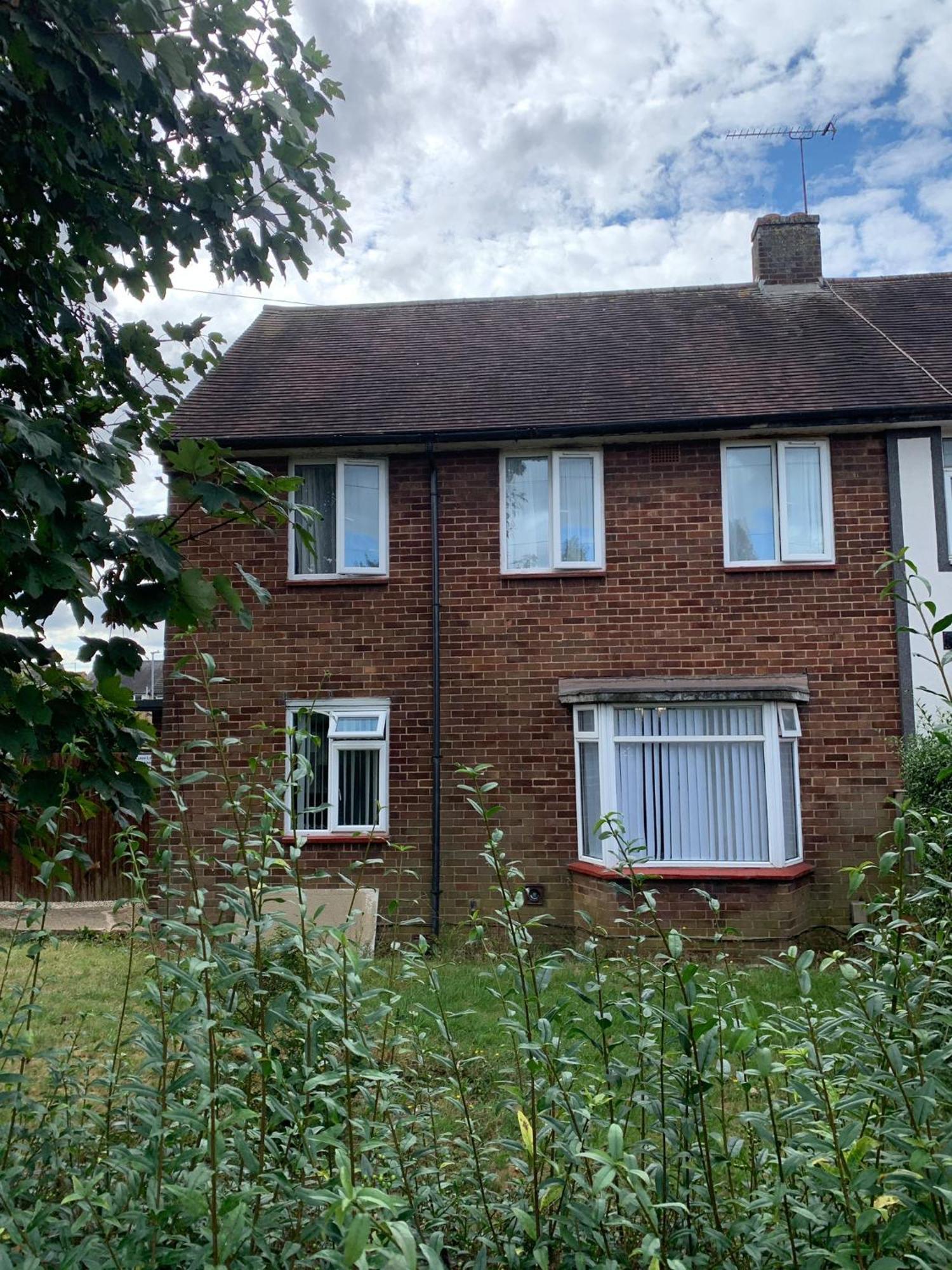 Luton Lodge - Newly Renovated Ideal For Short Stay, Close To Airport Train Station, Free Parking Off Street , Luxury Comfort In Low Price Extérieur photo