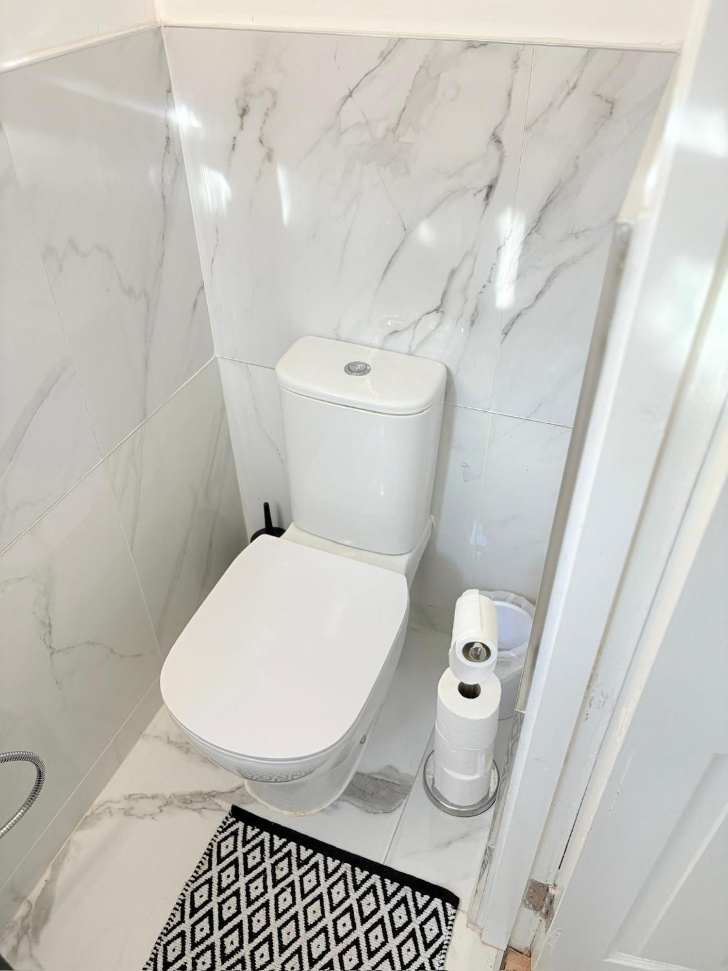 Luton Lodge - Newly Renovated Ideal For Short Stay, Close To Airport Train Station, Free Parking Off Street , Luxury Comfort In Low Price Extérieur photo