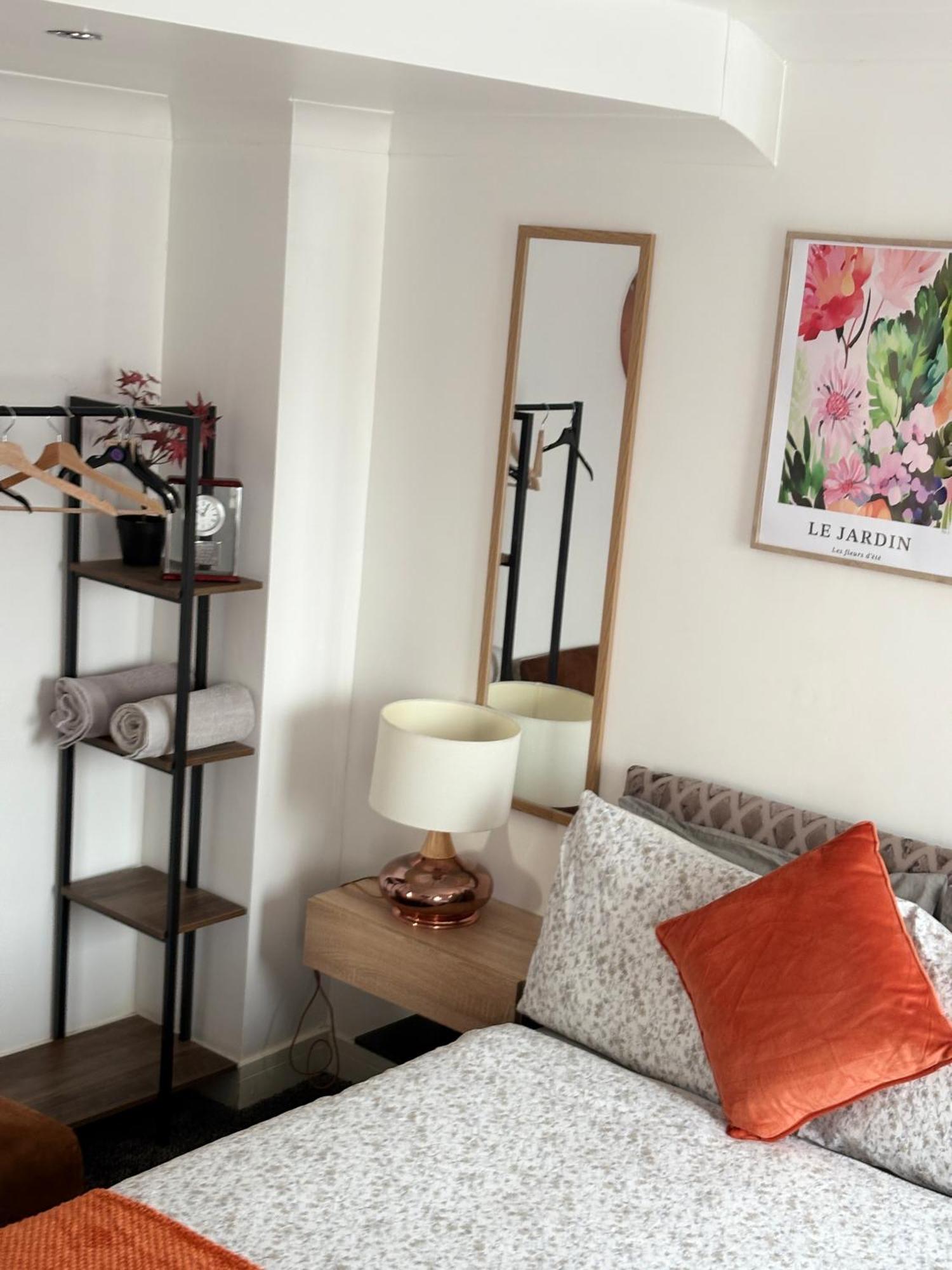 Luton Lodge - Newly Renovated Ideal For Short Stay, Close To Airport Train Station, Free Parking Off Street , Luxury Comfort In Low Price Extérieur photo