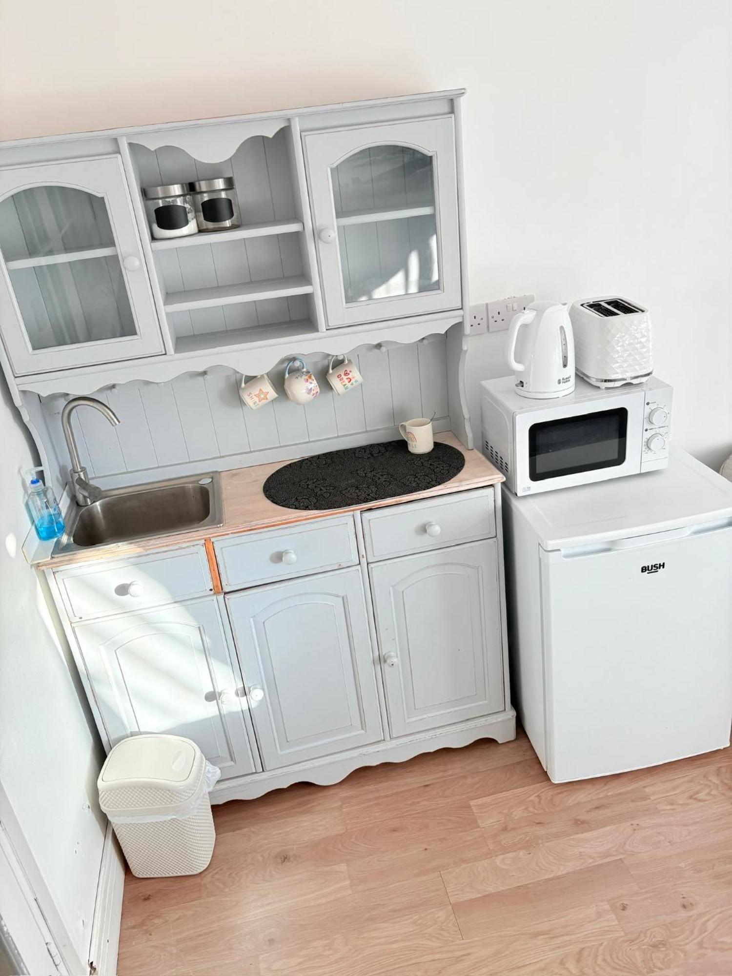 Luton Lodge - Newly Renovated Ideal For Short Stay, Close To Airport Train Station, Free Parking Off Street , Luxury Comfort In Low Price Extérieur photo