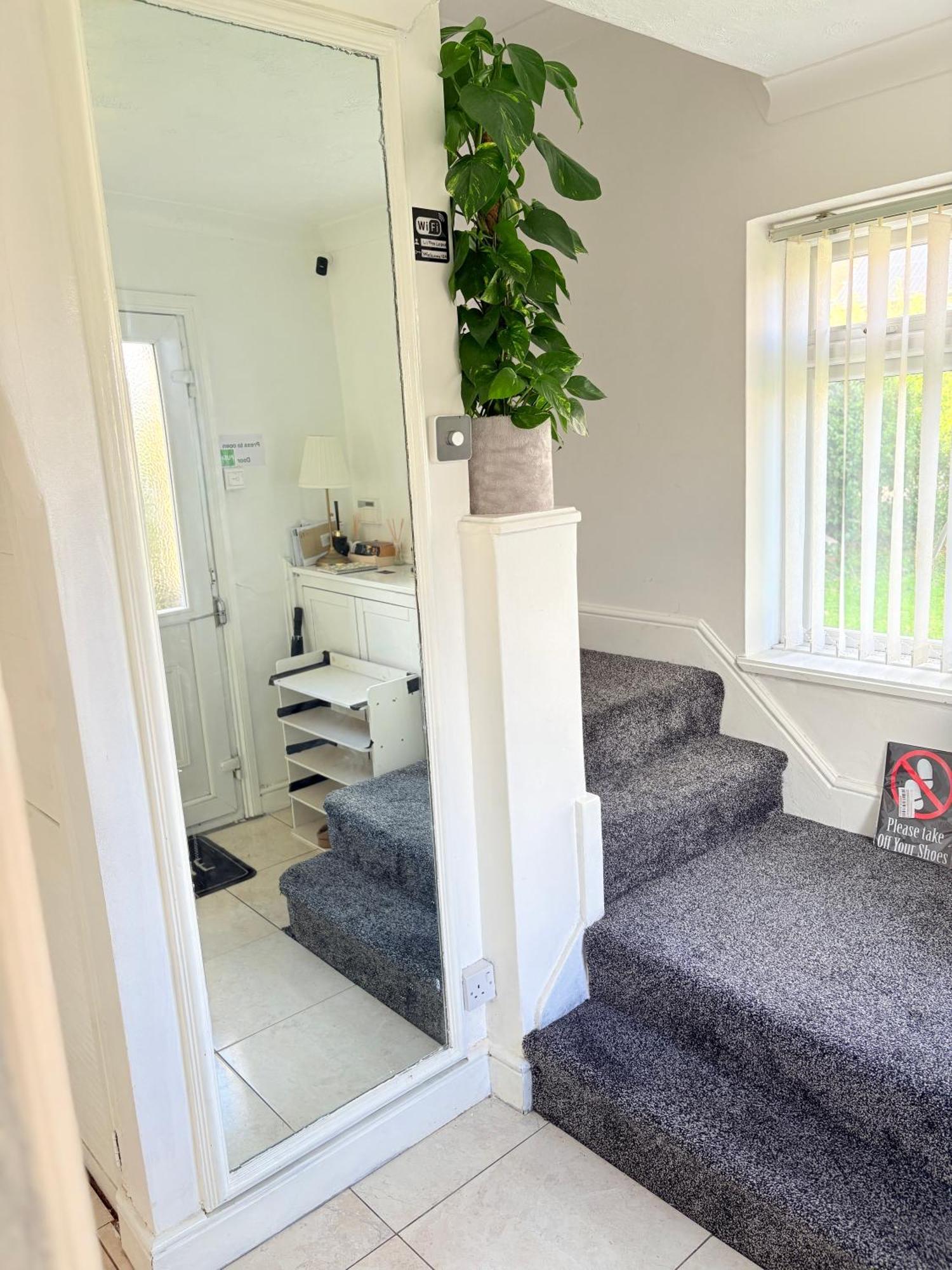 Luton Lodge - Newly Renovated Ideal For Short Stay, Close To Airport Train Station, Free Parking Off Street , Luxury Comfort In Low Price Extérieur photo