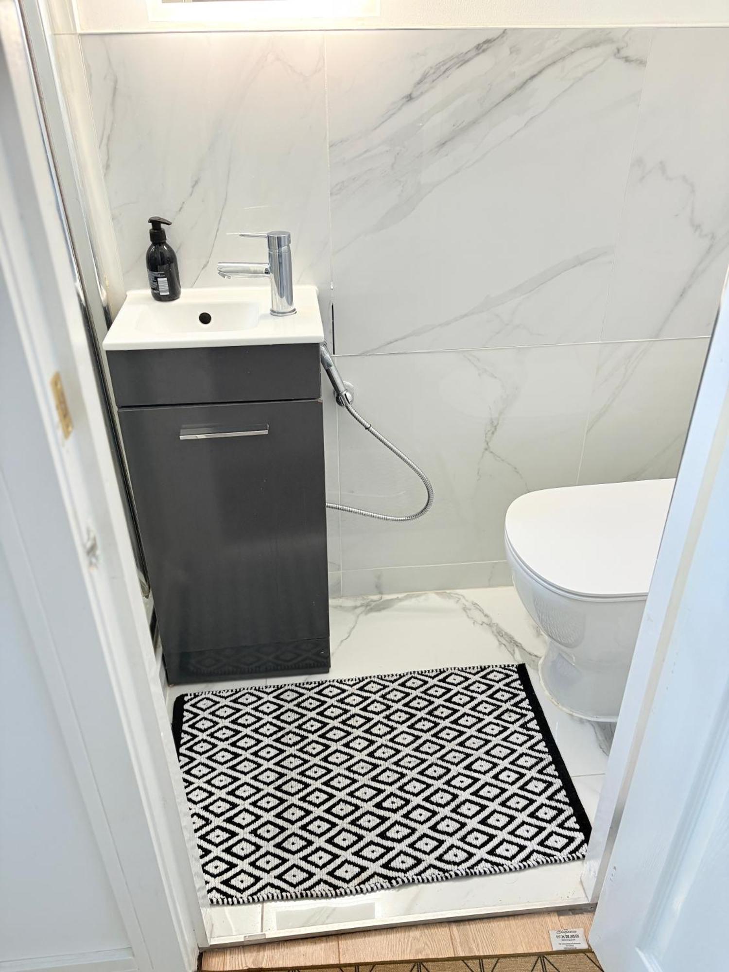 Luton Lodge - Newly Renovated Ideal For Short Stay, Close To Airport Train Station, Free Parking Off Street , Luxury Comfort In Low Price Extérieur photo