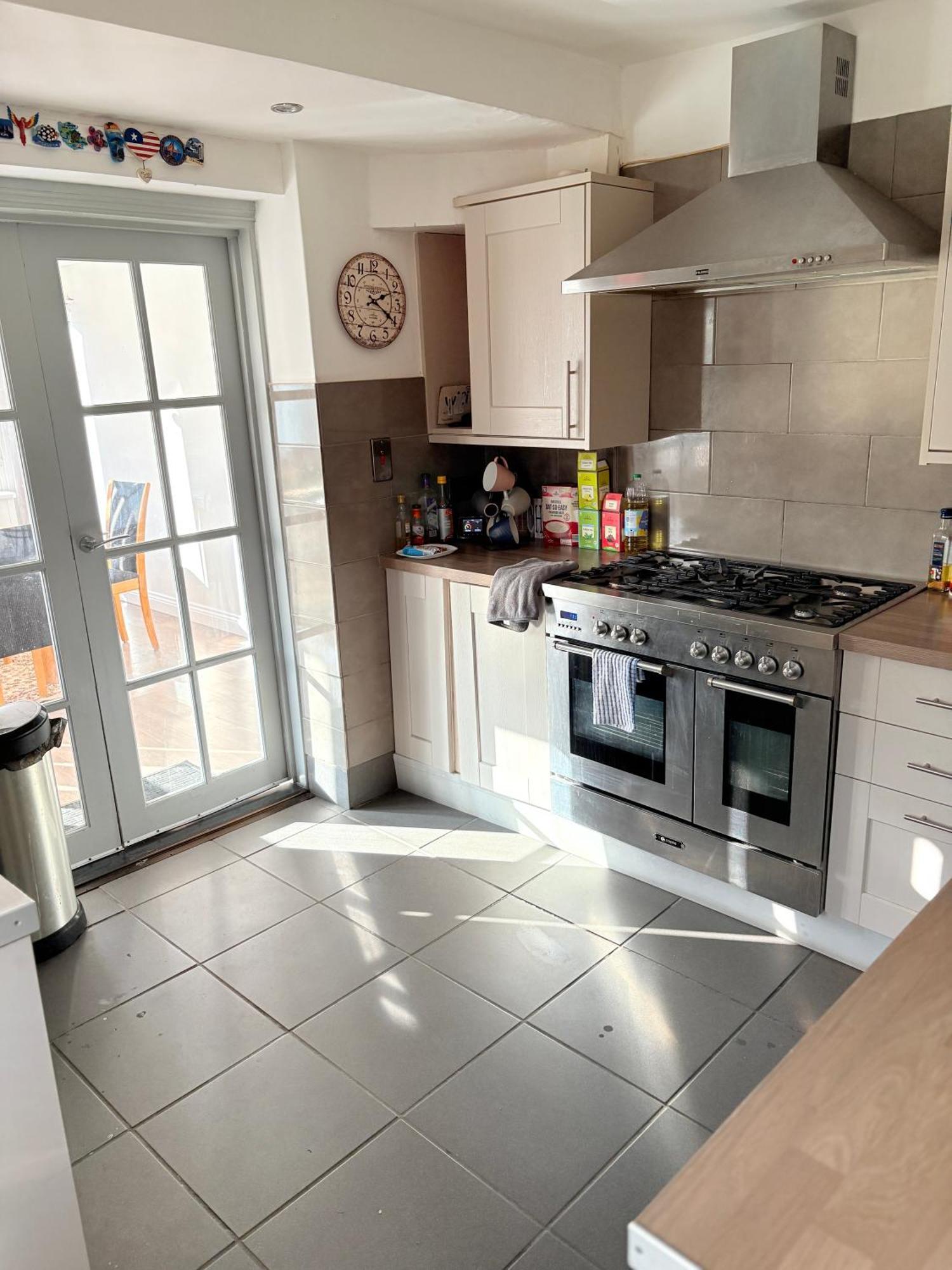 Luton Lodge - Newly Renovated Ideal For Short Stay, Close To Airport Train Station, Free Parking Off Street , Luxury Comfort In Low Price Extérieur photo