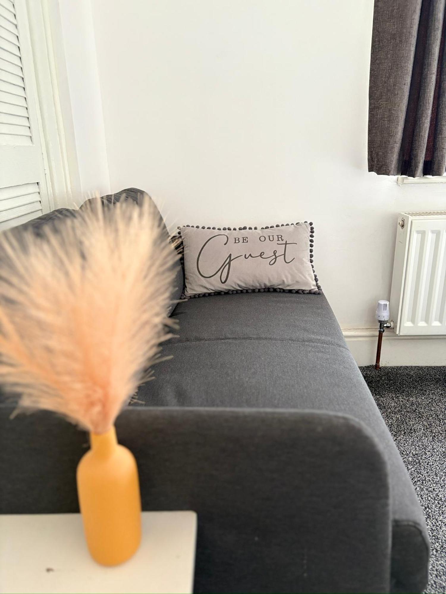 Luton Lodge - Newly Renovated Ideal For Short Stay, Close To Airport Train Station, Free Parking Off Street , Luxury Comfort In Low Price Extérieur photo