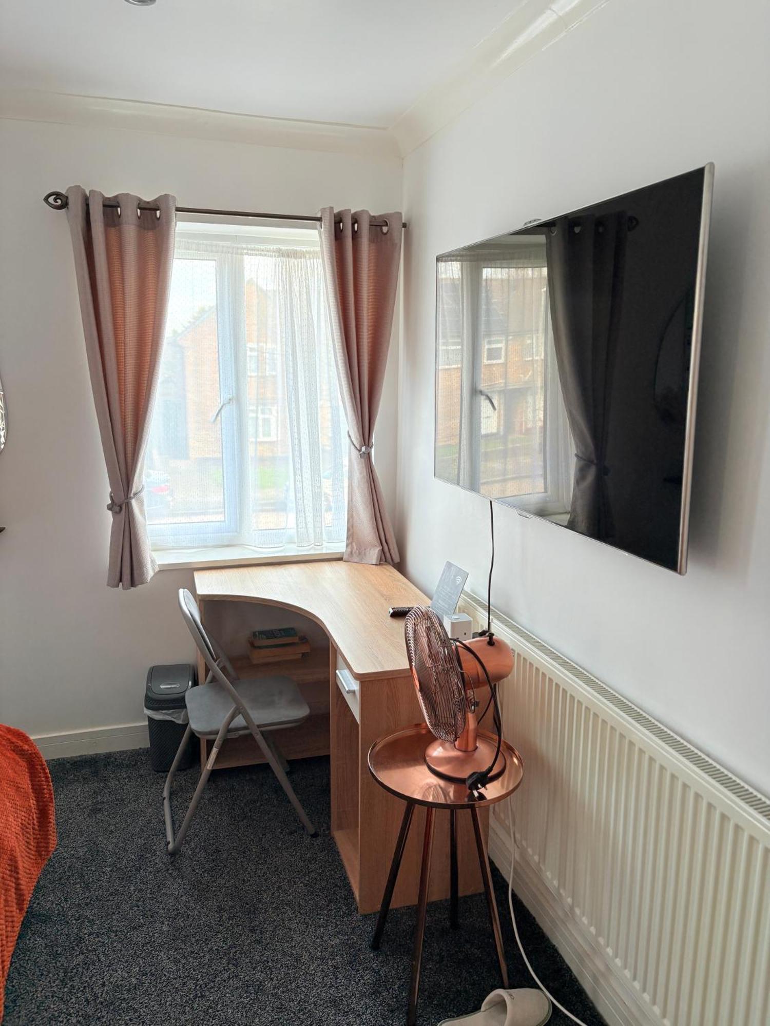 Luton Lodge - Newly Renovated Ideal For Short Stay, Close To Airport Train Station, Free Parking Off Street , Luxury Comfort In Low Price Extérieur photo