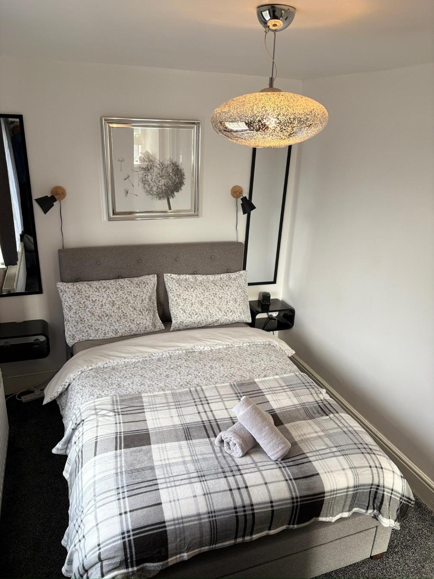 Luton Lodge - Newly Renovated Ideal For Short Stay, Close To Airport Train Station, Free Parking Off Street , Luxury Comfort In Low Price Extérieur photo