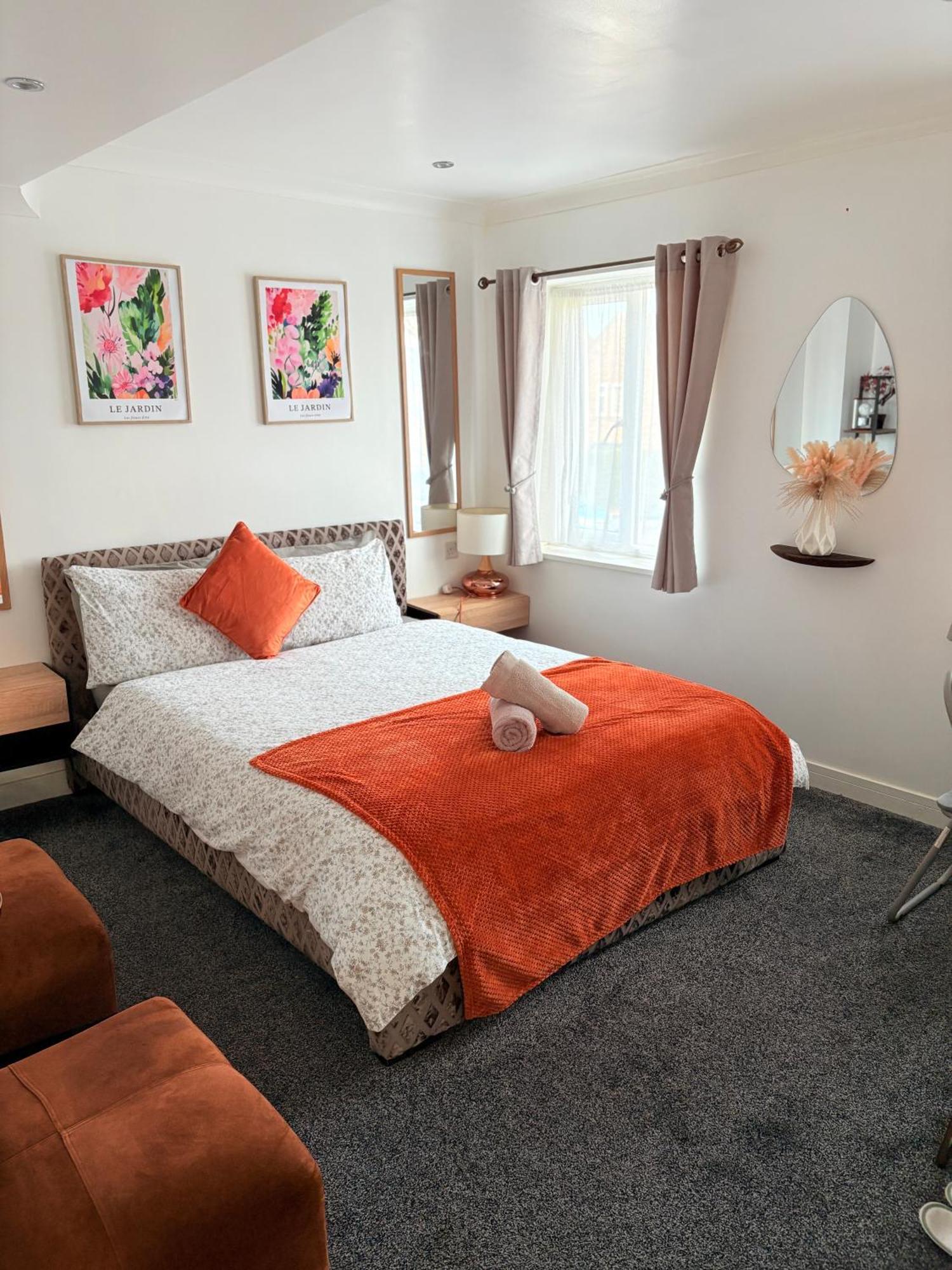 Luton Lodge - Newly Renovated Ideal For Short Stay, Close To Airport Train Station, Free Parking Off Street , Luxury Comfort In Low Price Extérieur photo